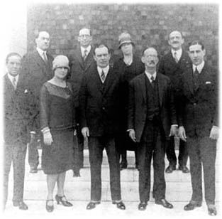 Adolpho e Bertha Lutz em Washington, em 1925. Na fila da frente, da esquerda para a direita: R. Kellog, Bertha Lutz, embaixador Gurgel do Amaral, Adolpho Lutz e um personagem identificado no verso da foto como 