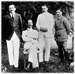 Sentado, Adolpho Lutz tem,  sua esquerda, Herclides-Csar de Souza Arajo e Olympio da Fonseca, e  sua direita, Luis E. Migone. Fotografia tirada em San Bernardino, Paraguai, em 1918.