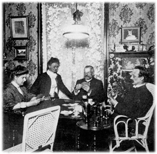 segundo anotao no verso da foto, Adolpho Lutz joga cartas com o sr. Hottniger, sua sogra, Jacques Kesselring e a filha, a senhorita Schroeder. So Paulo, comeo do sculo. 
						BRMN.
