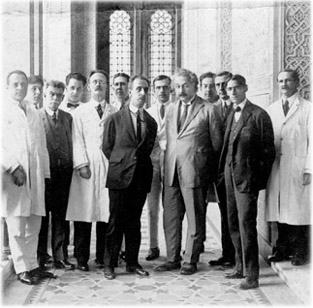 Adolpho Lutz com Carlos Chagas e Albert Einstein durante a visita deste ao Instituto Oswaldo Cruz, em maio de 1925.
						BRMN.