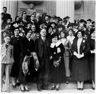 Adolpho Lutz e a filha, Bertha Maria Jlia Lutz, nascida em So Paulo, em 2 de agosto de 1894. O grupo posa na escadaria da Cmara dos Deputados, no Rio de Janeiro, quando Bertha tomou posse como deputada federal, em julho de 1936.