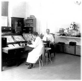 Adolpho Lutz e sua filha, Bertha, no laboratrio de Manguinhos, s. d. 
						Casa de Oswaldo Cruz/Fiocruz, Departamento de Arquivo e Documentao, Setor Iconogrfico,