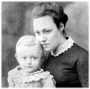 Helena Lutz Luce, a irm de Adolpho Lutz que residia em Limeira, com o filho Gottfried Wilhelm Luce, nascido em 24 de agosto de 1884. Foto tirada em Campinas (SP), em 20 de junho de 1886, na Photographia Rozn, Nickelsen & Ferreira, situada na rua Direita, 48. Acervo Margareta Luce.