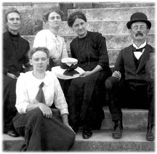 Adolpho Lutz tem a seu lado, em trajes negros, Maria Elisabeth Lutz Warnstorff e as duas filhas desta, com blusas claras, Paula Elisabeth e, acima dela, a caula Gertrude.  esquerda, trajando negro tambm, Matilde, irm de Adolpho e Maria Elisabeth (cujo nome, aportuguesado, ficou sendo dona Isabel). Foto tirada, provavelmente, no comeo do sculo XX, numa das visitas ao Rio de Janeiro. Pode ter sido em 1902, quando veio buscar Aedes aegypti para as experincias realizadas em seguida, em So Paulo, com o fim de demonstrar a transmisso da febre amarela por mosquitos; ou em 1908, quando Luz regressou  capital federal para organizar a mostra do Instituto Bacteriolgico na exposio comemorativa do centenrio da abertura dos portos, realizada na Urca. Acervo Margareta Luce.